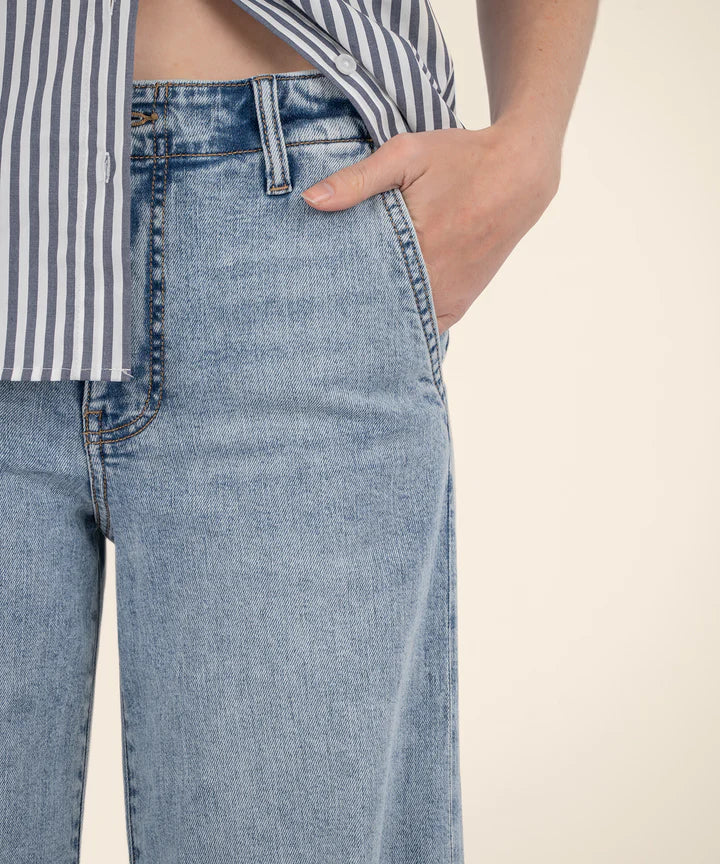 Jean High Rise Wide Leg w/ Trouser Pocket | Light Wash